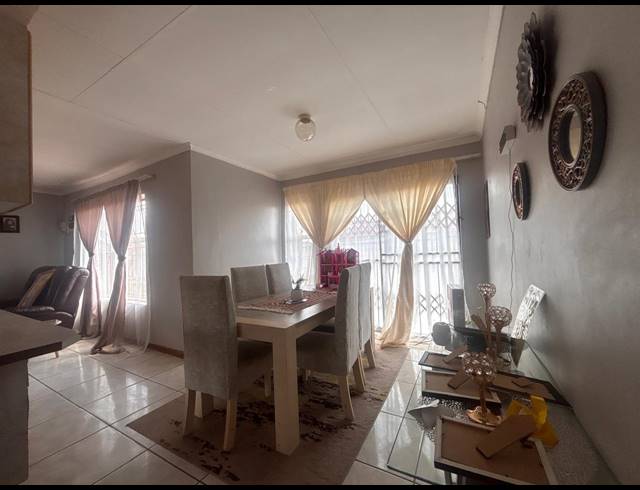 3 BEDROOM HOUSE TO LET IN MANDELA VIEW